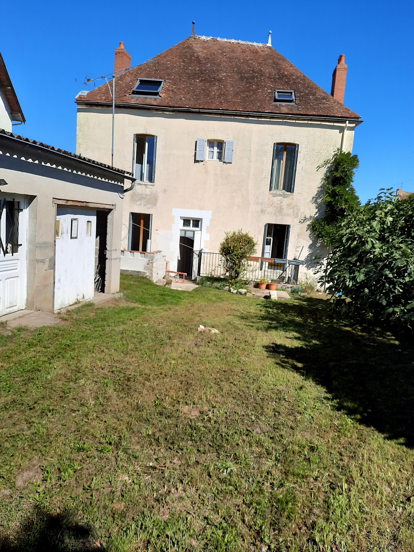 Maison 10 pièces avec grand jardin 837m2 proche Charroux