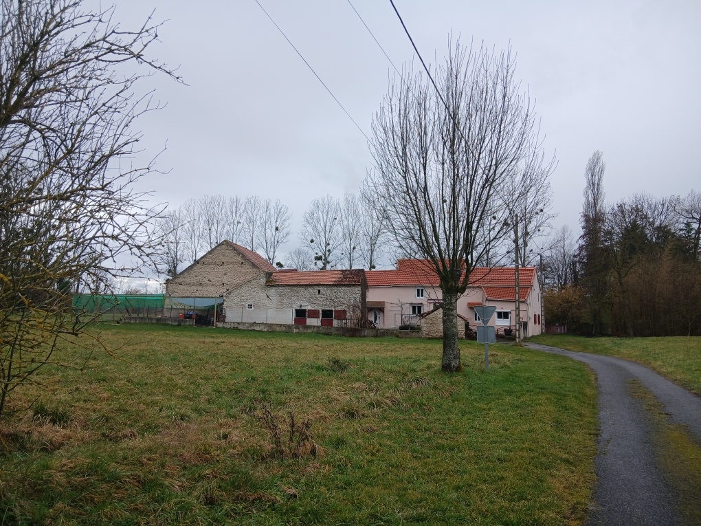 Propriété sur terrain 1,1 ha dans joli village 15kms Vichy