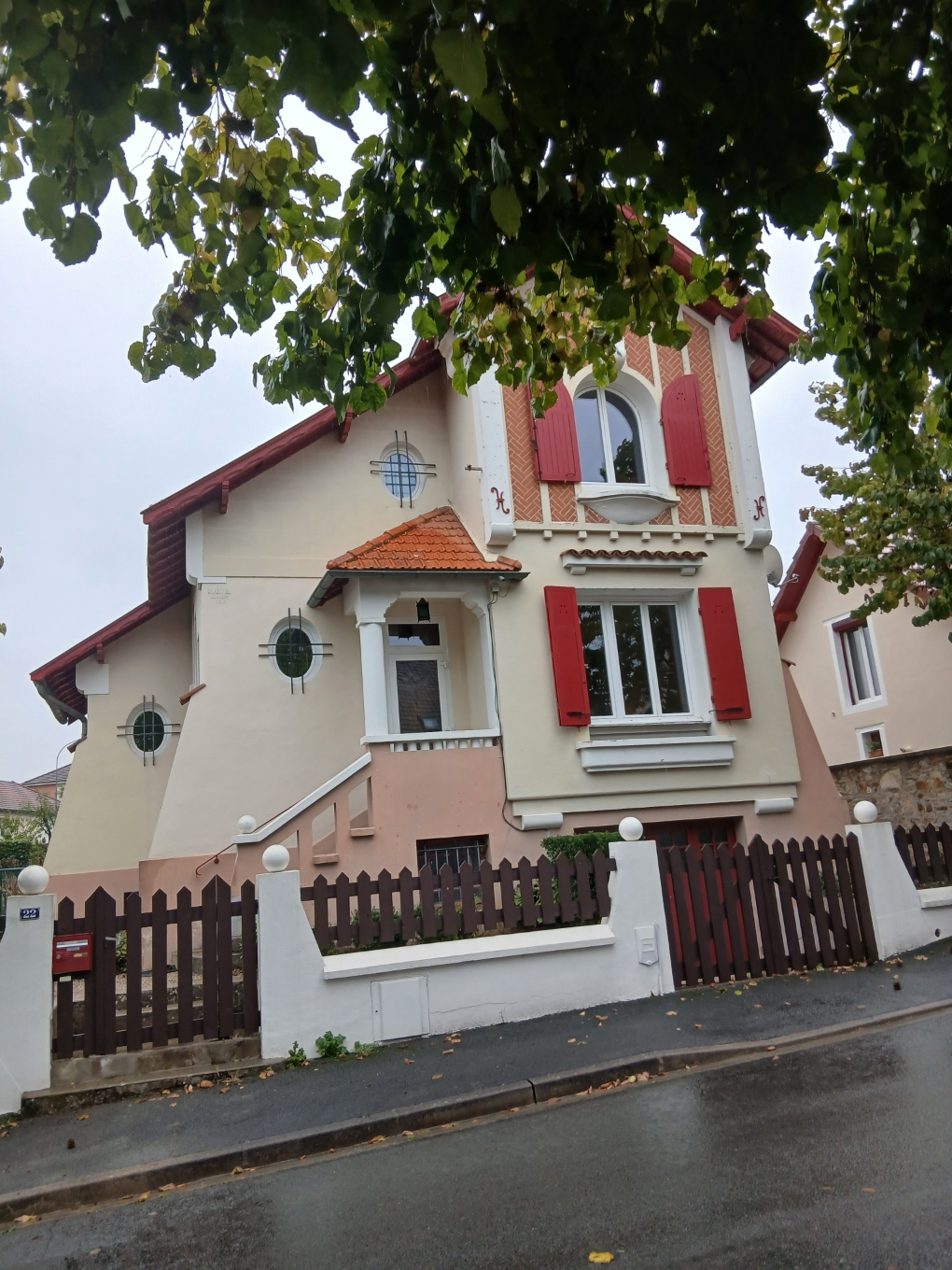 Vichy - Belle maison 1938 sur terrain 1000m2, avec garages.